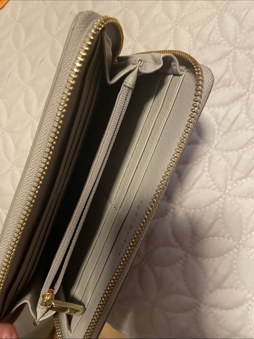 Tory Burch Perforated Leather Zip Wallet in Light Gray with Gold Logo - Picture 5 of 5